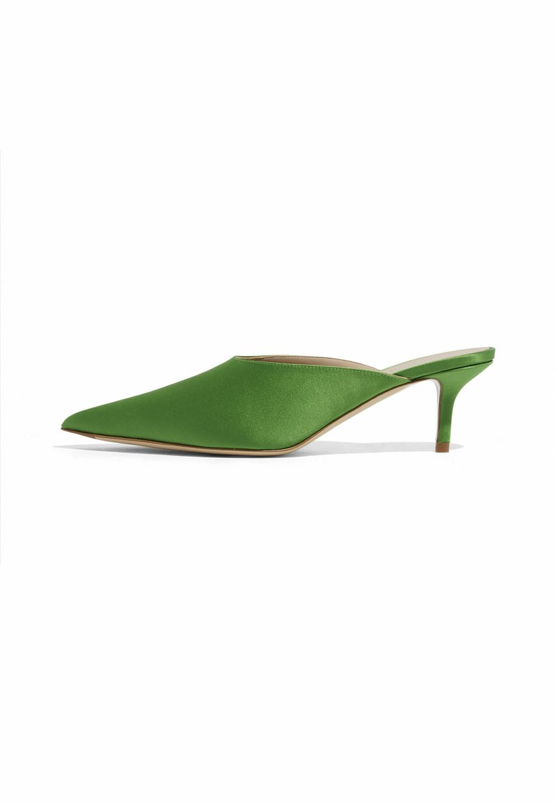 Mule en satin vert à bout pointu avec un talon bas, présentant un design élégant et une finition lisse et brillante. Style minimaliste sans motifs visibles.