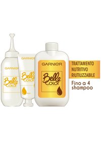 Tre prodotti cosmetici: una bottiglia di plastica bianca, un tubo bianco, e una bottiglia a pressione con punta appuntita. Tutti etichettati "Garnier Belle Color" in giallo.