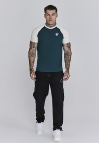 RAGLAN - Camiseta estampada - green,ecru