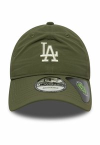 Olivgrüner Baseballcap mit verstellbarem Riemen, mit weißem gesticktem "LA"-Logo und New Era 9TWENTY-Aufkleber auf dem Schirm.