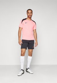 Nike Performance STRIKE TOP - Spordi T-särk - sunset pulse/black