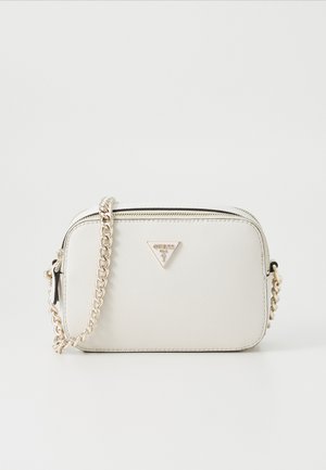 Geantă crossbody albă din material sintetic cu un finisaj texturat, bretea din lanț cu tonuri de aur și un accent în formă de triunghi pe partea din față. Închidere cu fermoar.