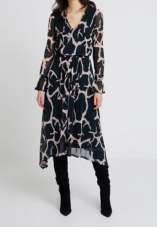 Robe à manches longues de style portefeuille en noir et rose clair à motif abstrait, avec un décolleté en V et des poignets froncés, agrémentée d'un ourlet asymétrique.