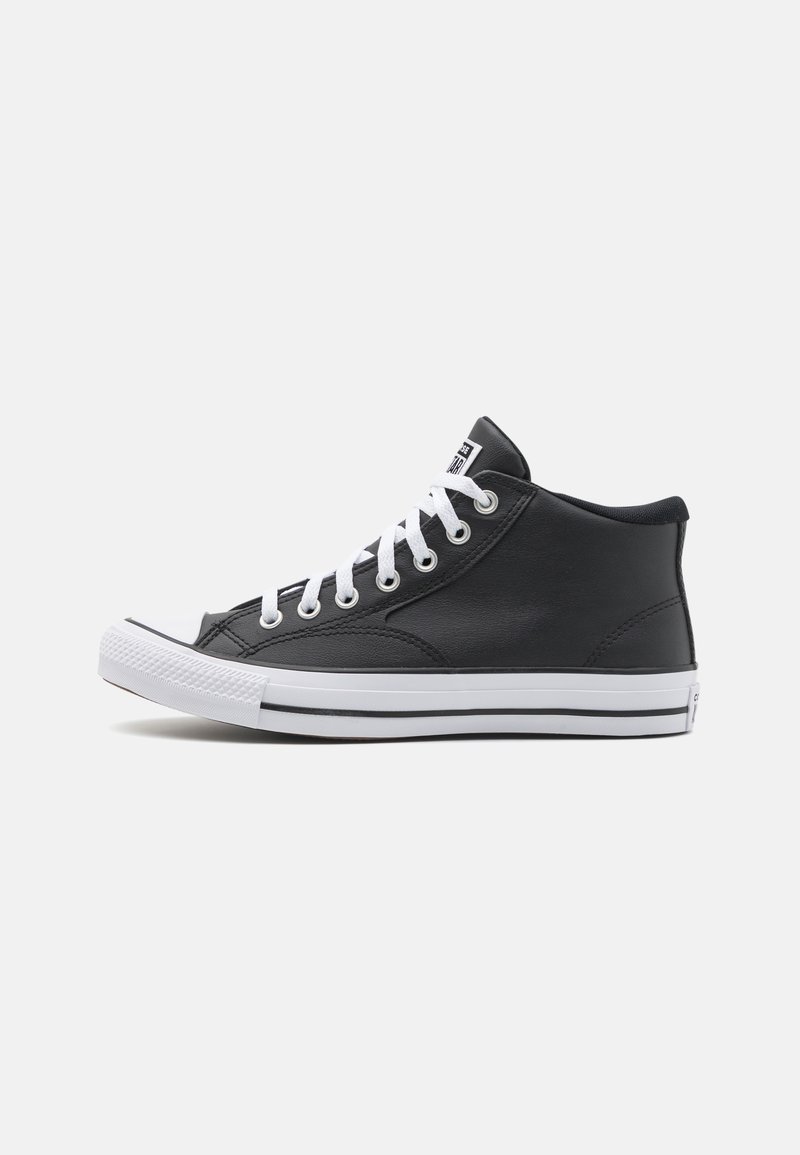 Sneakers negre înalte din piele, cu șireturi albe, panouri laterale texturate și o talpă din cauciuc cu o dungi albă contrastantă.
