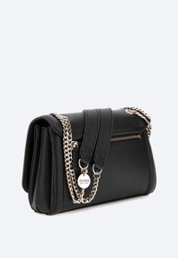 Borsa a tracolla in finta pelle nera con finitura testurizzata, dotata di una tracolla a catena, tasca con zip e un'etichetta con logo pendente. Forma rettangolare.