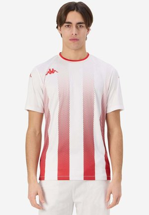Maglia sportiva bianca con strisce rosse verticali e un design a gradiente. Realizzata in tessuto leggero, con colletto tondo e maniche corte.