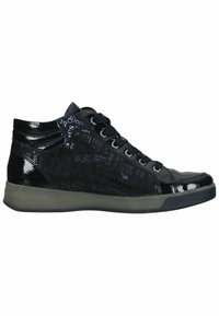 Baskets montantes noires en vernis avec des détails en lettrage texturé. Présente des lacets plats noirs et une semelle en caoutchouc avec un léger bord translucide.