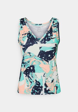Haut de sport sans manches avec un motif abstrait multicolore en pêche, sarcelle, marine et blanc, avec un col en V et un petit logo sur la poitrine.