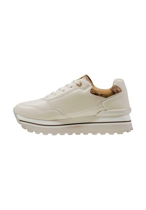 Sneaker bianco in pelle con un accento in pelle testa di moro testurizzata nel tallone, forma arrotondata e una suola in gomma bianca spessa con battistrada a motivo.