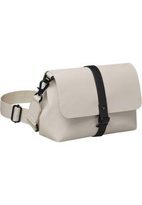 Crossbody-Tasche aus cremefarbenem, wasserdichtem Material, mit einem schwarzen Riemen, magnetischemverschluss und verstellbarem Schultergurt.