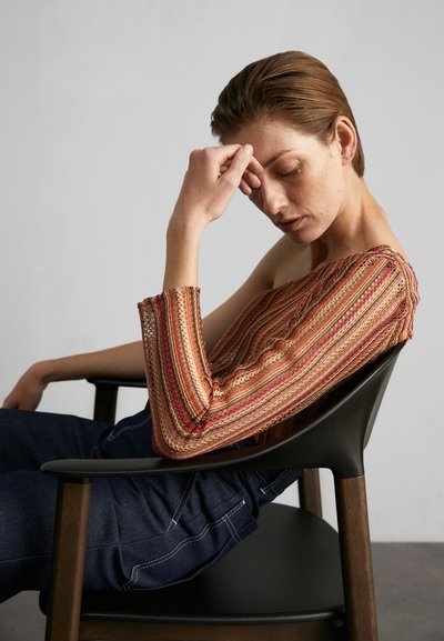 TOMMAZO ISIDOR ONE SHOULDER CROP - Πουλόβερ - multicolour