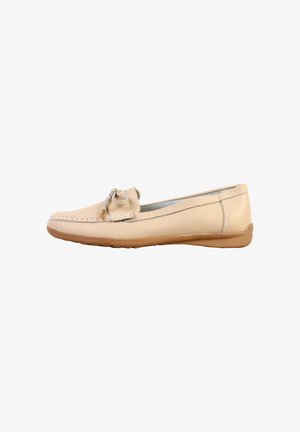 Mocassin en cuir beige avec des détails cousus et un nœud noué sur le dessus, doté d'une semelle en caoutchouc souple marron clair.