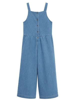 Niebieski dżinsowy kombinezon z białymi pionowymi paskami, bez rękawów, z zapięciem na guziki z przodu i szerokimi, skrócony nogawkami. Miękka tekstura, casualowy styl.