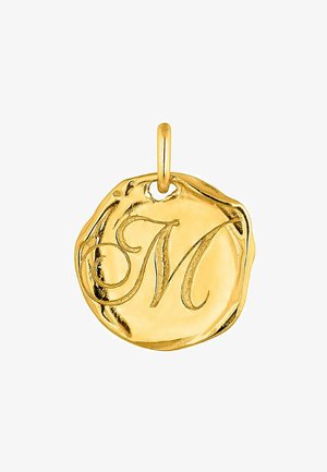 Colgante de oro con forma redonda irregular y texturizada, que presenta una letra "M" grabada en un estilo de script decorativo.