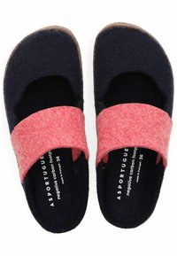 Vlněné plstěné sandály s tmavě námořnickým základem a jasně růžovými popruhy. Otevřený design s polstrovanou stélkou a strukturovanou gumovou podrážkou.