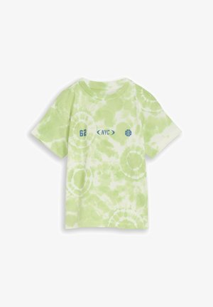 T-shirt à manches courtes tie-dye vert clair et blanc avec les inscriptions "62", "NYC" et un graphisme de basketball bleu sur la poitrine.