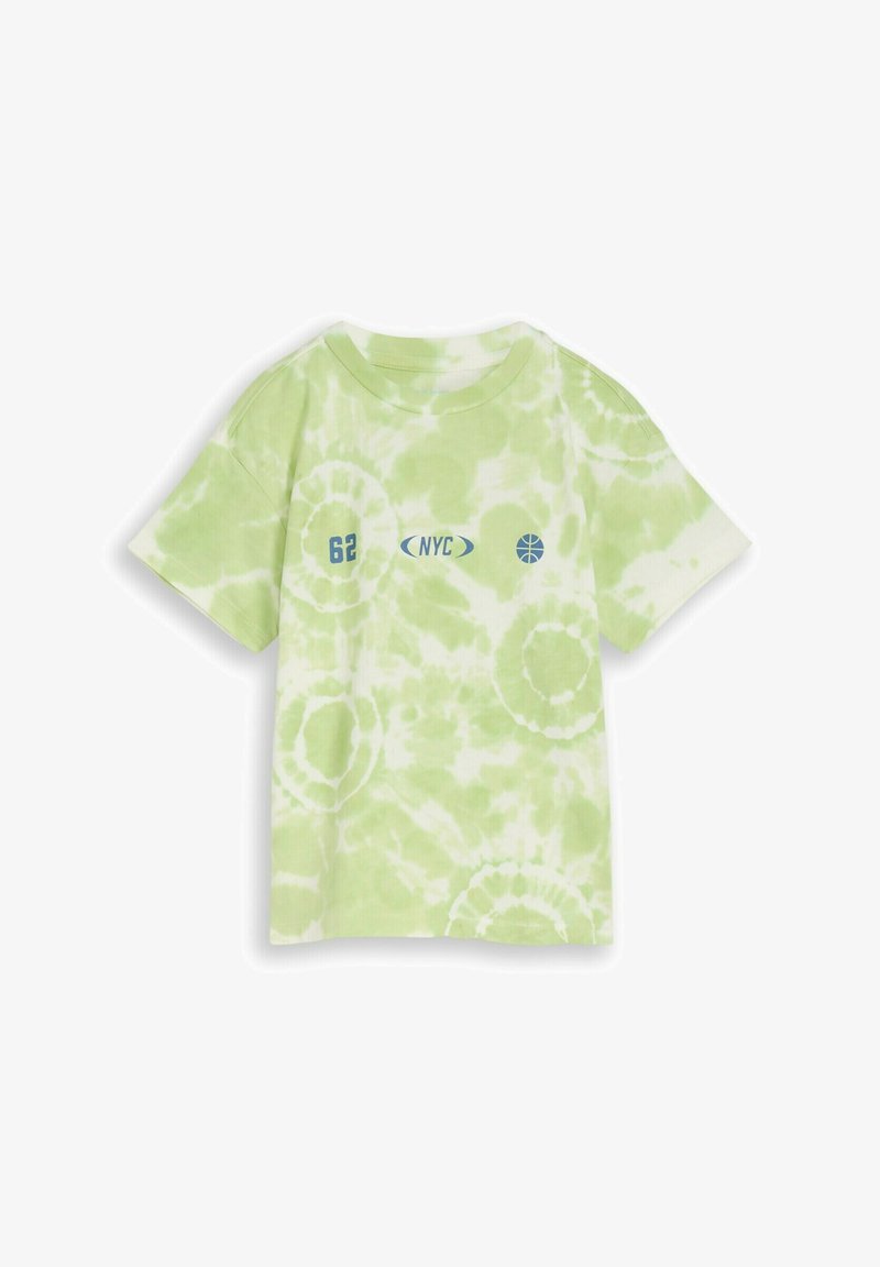 T-shirt à manches courtes tie-dye vert clair et blanc avec les inscriptions "62", "NYC" et un graphisme de basketball bleu sur la poitrine.