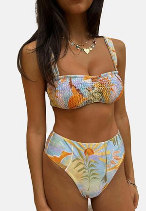 Bikini szett, smocked crop toppal és magas derekú alsóval, puha anyagból, több színű virágmintával, pasztell árnyalatokban.