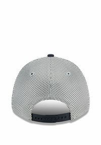 Baseballmütze mit einem strukturierten grauen Netzrücken, gebogener Form, schwarzem verstellbarem Riemen und einem Knopf an der Oberseite. Keine sichtbaren Logos oder Markierungen.