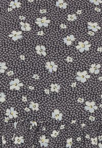 Tecido azul-marinho com um pequeno padrão floral em azul claro e branco, apresentando flores dispersas e um fundo texturizado com um leve brilho.