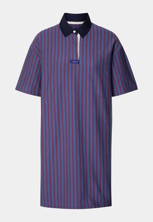 Polo às riscas em azul com riscas vermelhas, apresentando um colarinho azul marinho e um fecho de correr curto, feito de um tecido texturizado com um patch de logo.