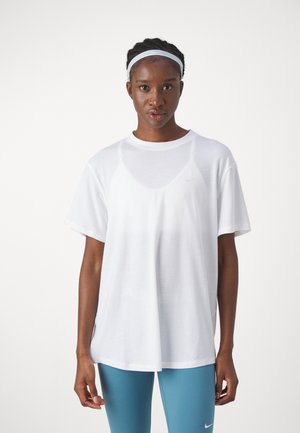 T-shirt atlético oversized branco com mangas curtas, feito de material leve. Apresenta um logo de marca discreto na área do peito.
