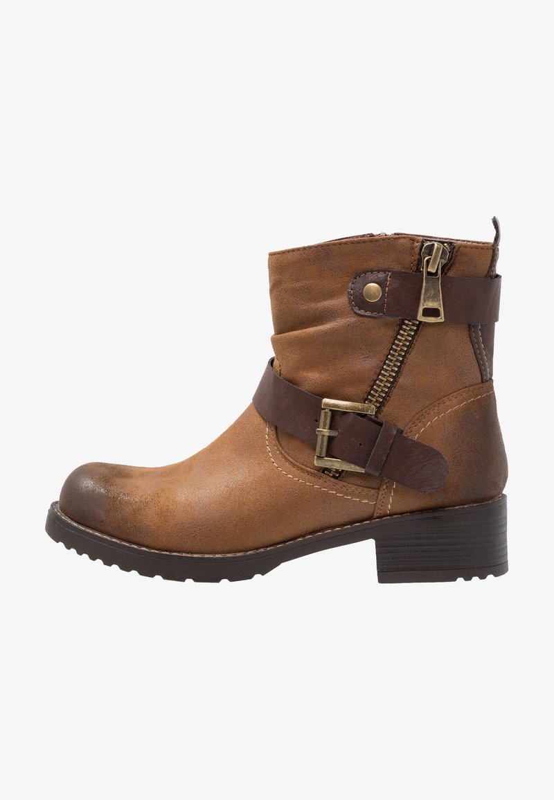 Bota de cuero marrón hasta el tobillo con un diseño desaliñado, cremallera de bronce y una correa marrón oscura con hebilla metálica. Tacón bajo en bloque.