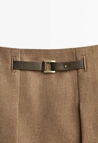 Bruine tweed rok met een gestructureerde afwerking, voorzien van een donkerbruine leren riem en een gouden gesp voor de sluiting.