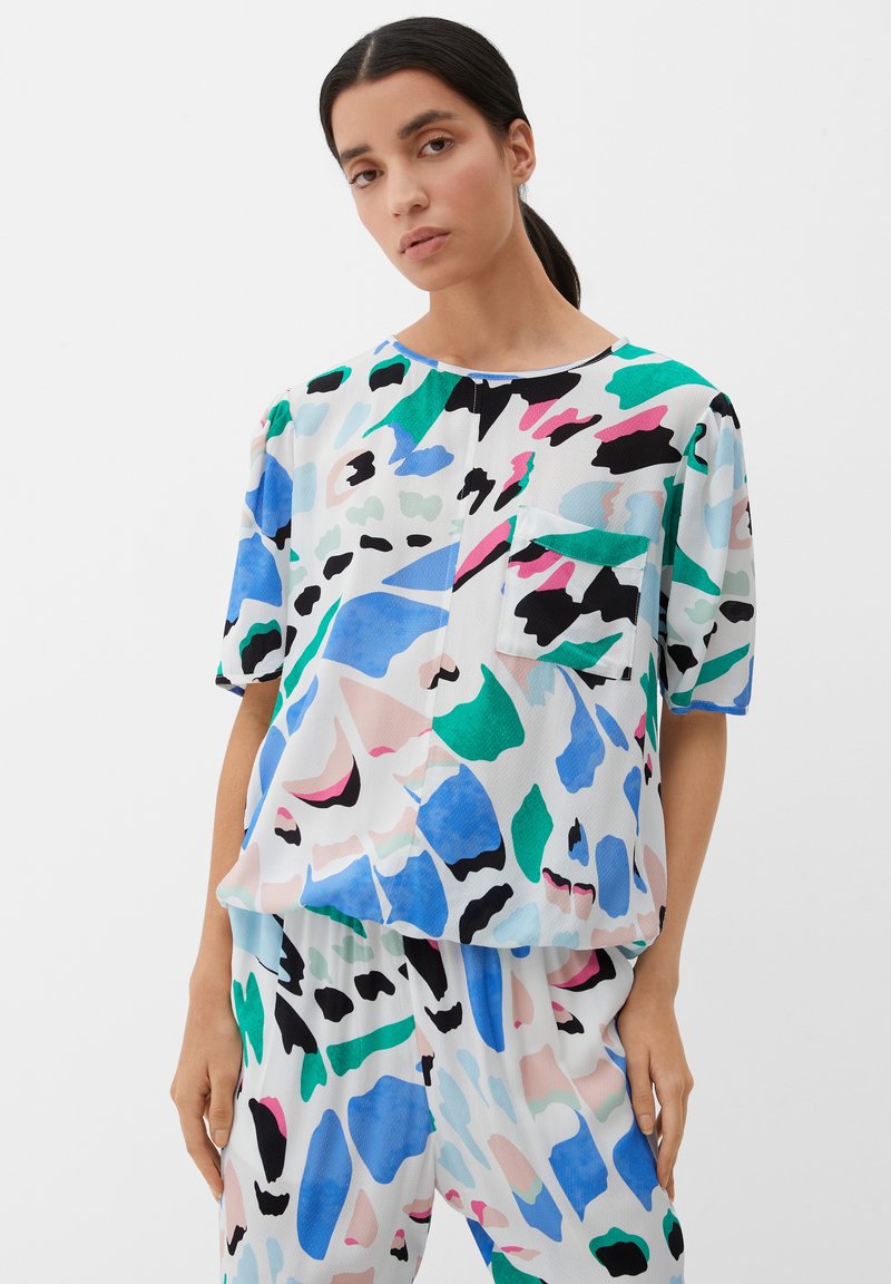 Korte mouw top van lichtgewicht stof, met een veelkleurig abstract patroon in tinten blauw, groen, roze en zwart, plus een borstzak.
