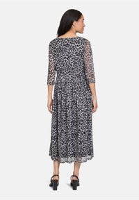 Leopardenmuster Midi-Kleid mit transparenten 3/4-Ärmeln und geraffter Taille. Die Farbkombination umfasst Schwarz und Grau mit einem fließenden Design.