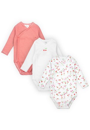 Tre body per neonati a maniche lunghe: a righe rosse e bianche, bianco con grafica di ciliegie, bianco con motivo di ciliegie e fiori rosa.