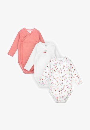 Drie babyrompertjes met lange mouwen: rood-wit gestreept, wit met kersafbeelding, wit met kers- en roze bloemenpatroon.