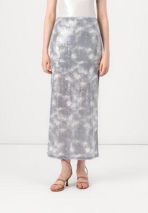 Zilveren maxi-rok met pailletten in een golvend, lichtgrijs en wit patroon. Heeft een aansluitende silhoeët en een lichte glanzende textuur.