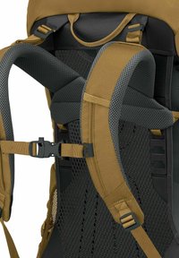 Arnés de mochila marrón y negro con almohadillado de malla, correas ajustables y un cinturón de plástico. Presenta un panel trasero negro texturizado.