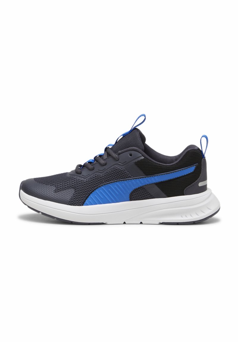 Chaussure de sport gris foncé et noire avec des accents bleus, semelle blanche, laçage et languettes à tirer sur la languette et le talon.