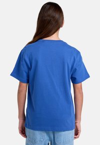 Blå bomuld t-shirt med korte ærmer, rund hals og afslappet pasform. Glat tekstur og enkelt design uden udsmykninger.