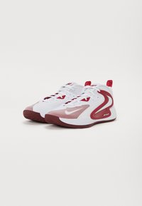 Baskets de sport blanches et rouges avec une surface texturée, des détails en maille, un logo swoosh bien visible et un col rembourré pour le soutien.