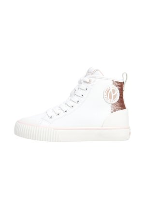 Weiße High-Top-Sneaker mit einem glatten Canvas-Obermaterial, pinken Akzenten, Gummisohle und einer strukturierten, metallischen Ferseneinlage mit Logo.