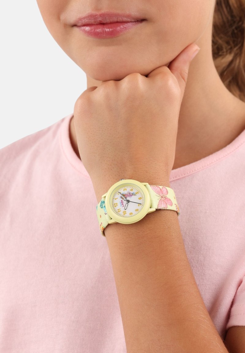 Gelbe Armbanduhr mit floralem Stoffarmband, rundem weißen Ziffernblatt, Zahlenanzeigen und dekorativen Schmetterlingsdetails.