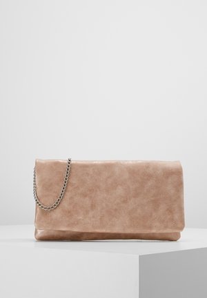 Pochette rectangulaire marron clair avec une sangle chaîne argentée, exposée sur un piédestal blanc sur un fond uni.