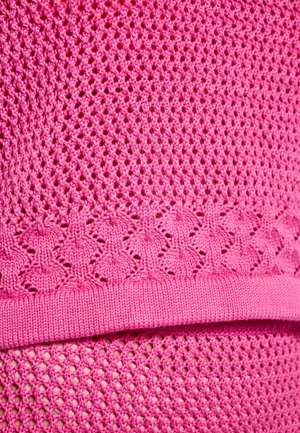 Gebreid kledingstuk in levendig roze, met een open gaasstructuur en een stevige band met een bladpatroon aan de onderkant. Zacht, flexibel materiaal.