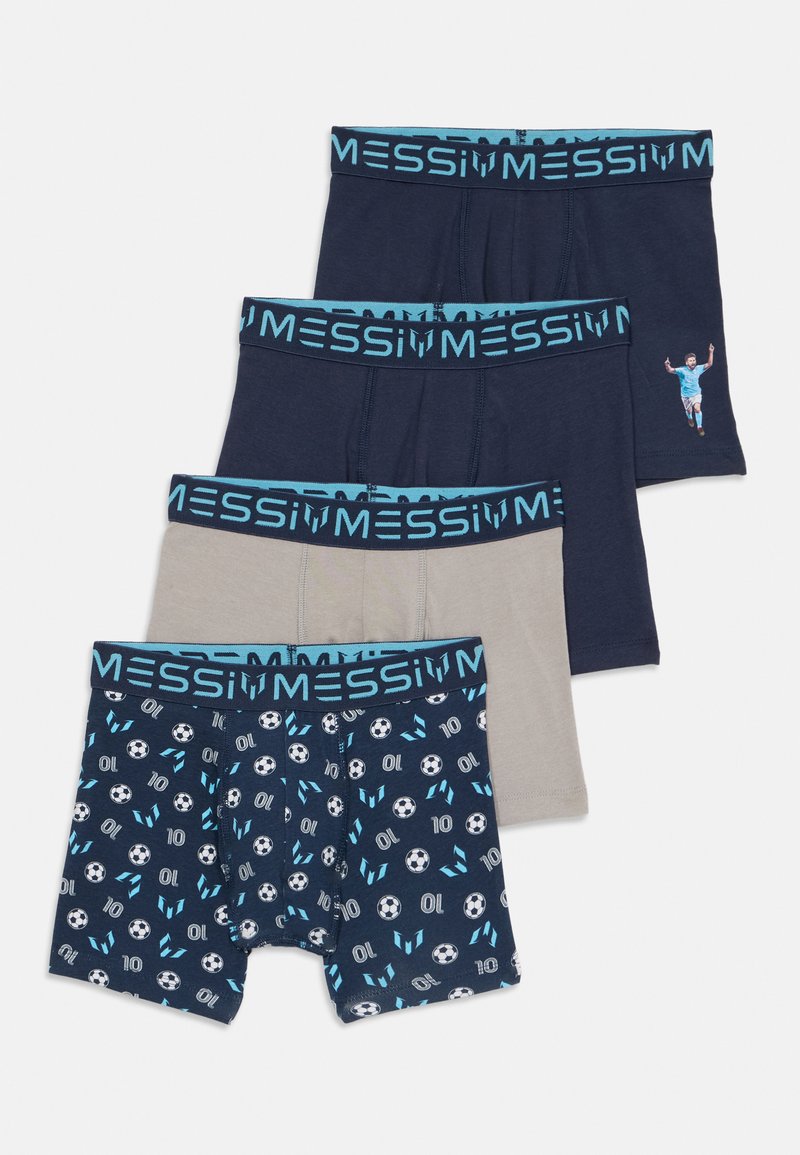 Quatre paires de boxers avec une ceinture élastique bleue portant le texte "MESSI". Couleurs : marine, gris et à motifs de football.