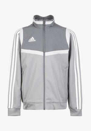 Chaqueta de chándal gris con cremallera, que presenta acentos en blanco, un cuello alzado y tres rayas blancas a lo largo de cada manga. Fabricada en tejido texturizado.