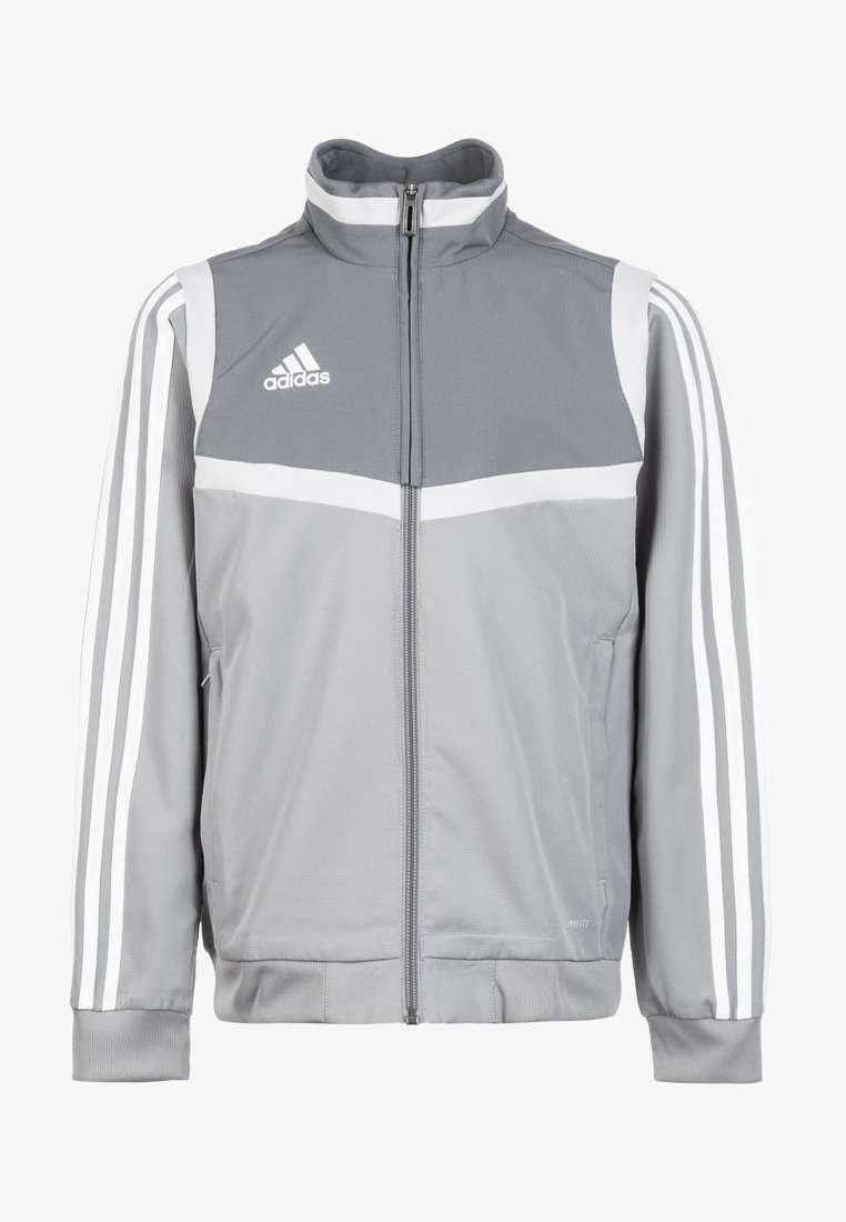 Šedá sportovní bunda na zip s bílými detaily, stojáčkovým límcem a třemi bílými pruhy na každém rukávu. Vyrobena z texturované tkaniny.