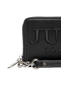 Portefeuille en cuir noir avec logo en relief, fermeture éclair, quincaillerie en ton argent et poignée de poignet amovible.