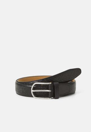 Ceinture en cuir noir avec un motif texturé, boucle rectangulaire en argent et intérieur lisse. Longueur ajustable avec un design classique.