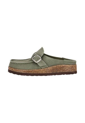Grøn ruskind slip-on sko med en sølvspænde, kork mellemsål og sort gummiydersål, set fra siden.