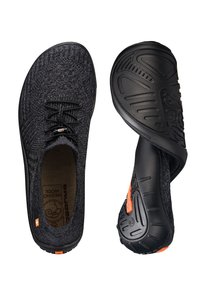Czarne woskowane tekstylne buty wsuwane z elastycznymi sznurówkami, posiadające elastyczną czarną podeszwę i pomarańczowe akcenty. Delikatna tekstura na cholewce.