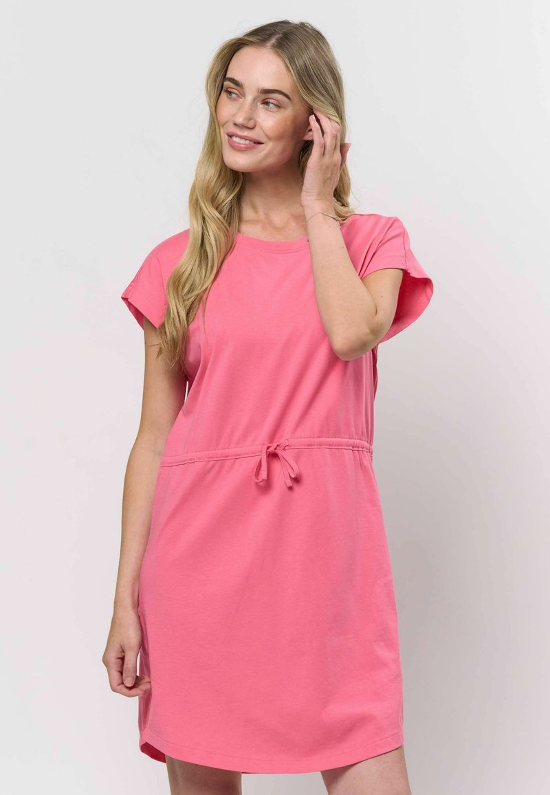 Rožu kokvilnas kleita ar īsām piedurknēm, apaļu dekoltē un sašaurinātu jostasvietu ar aukliņu. Gluda faktūra, līdz ceļiem, vienkāršs dizains.