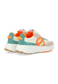 Sneakers z wielokolorową podeszwą, wykonane z materiałów siatkowych i zamszowych, z pomarańczowymi i turkusowymi akcentami, podwyższoną platformą oraz wyraźnym logo.